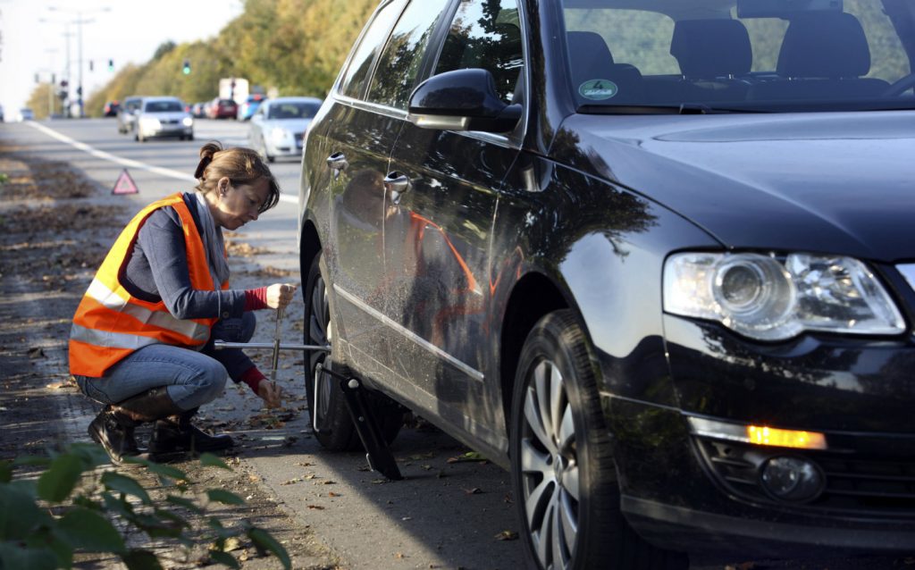 changer la roue d'une voiture