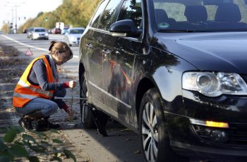 changer la roue d'une voiture