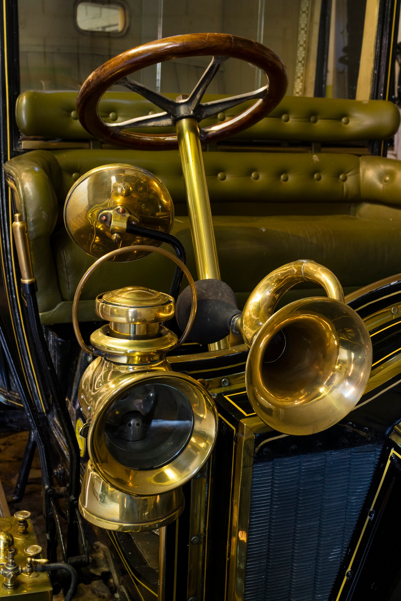 Detail of a Renault Landaulette of 1905