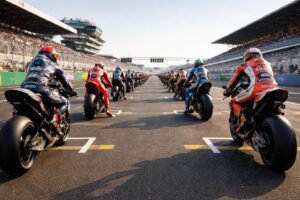 découvrez les préparatifs des coureurs et un focus exclusif sur la grille de départ du motogp au mans, avant le grand départ de la course.