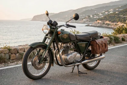 Moto routière française des années 1980 garée sur une route côtière